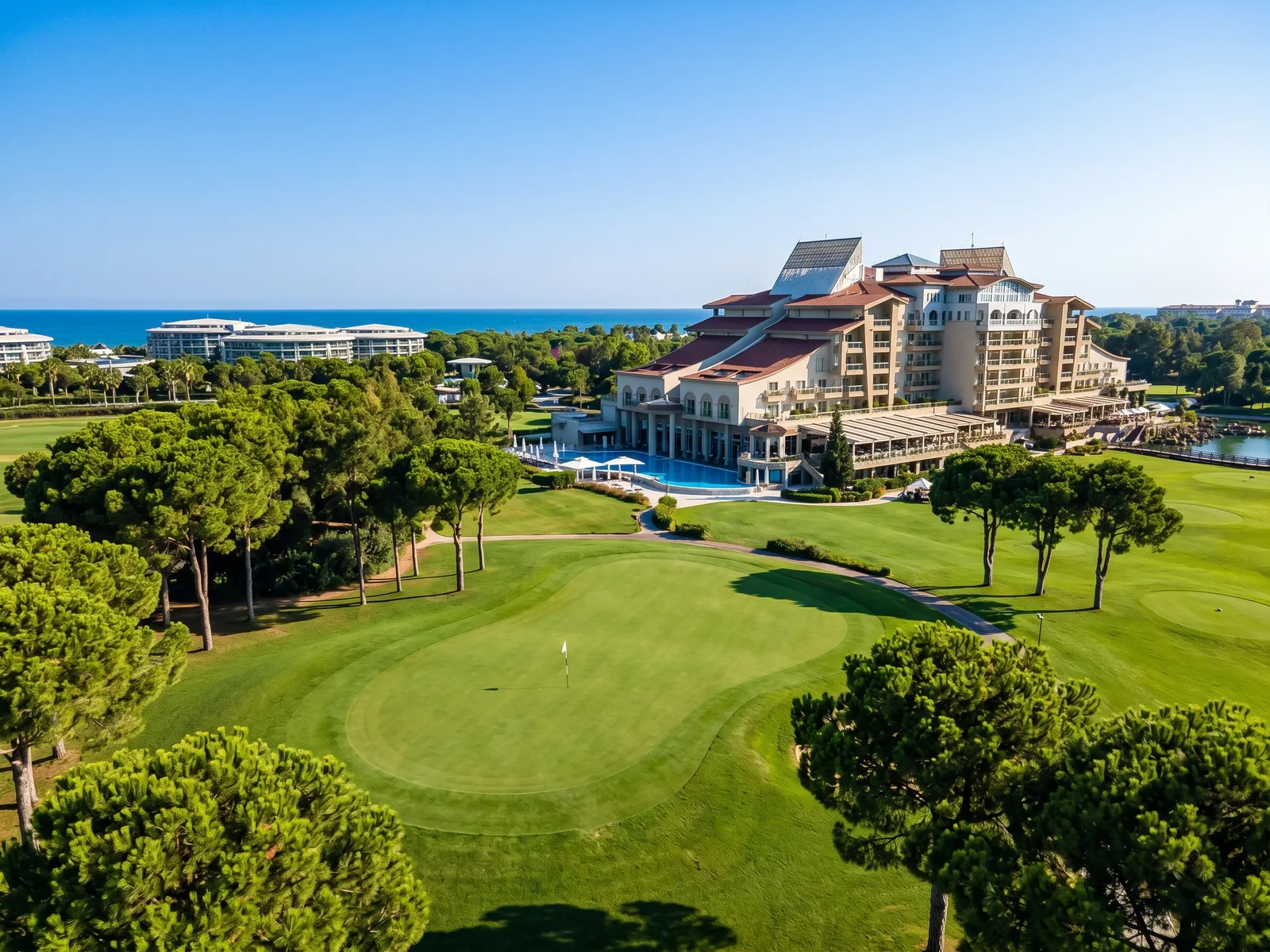 Golfhotell i Belek med pinjeskog, pool och green framför hotellet - golf i Belek, Turkiet